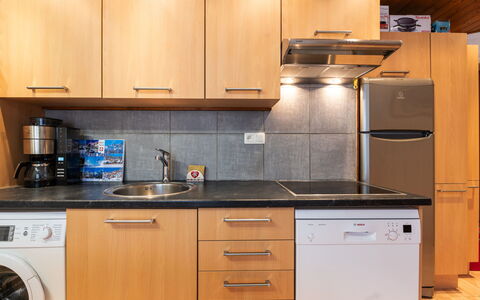 Praz des Esserts: Cuisine, Appareil De Cuisine, Principaux Appliance, Comptoir, Bois, Cabinetry, Meubles, Design Intérieur, Sol, Sol