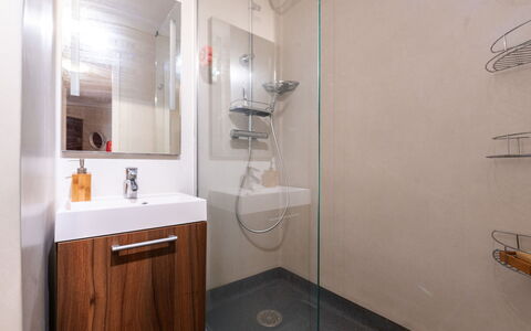 Praz des Esserts: Salle De Bains, Luminaire Plomberie, Sol, Design Intérieur, Mur, Sol, Plomberie, Lavabo, Miroir, Pièce