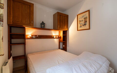 Praz des Esserts: Lit, Chambre, Meubles, Bois, Design Intérieur, Drap De Lit, Literie, Pièce, Sol, Sol