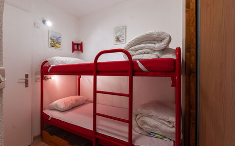 Praz des Esserts: Lit, Chambre, Design Intérieur, Sol, Sol, Drap De Lit, Meubles, Literie, Lit Superposé, Cadre De Lit