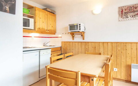 Les Eterlous: Meubles, Design Intérieur, Sol, Pièce, Sol, Plafond, Bureau, Cabinetry, Chaise, Tache De Bois