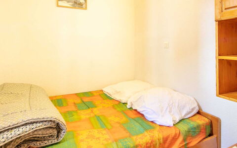 Les Eterlous: Lit, Chambre, Mur, Drap De Lit, Literie, Meubles, Bois, Design Intérieur, Sol, Jaune