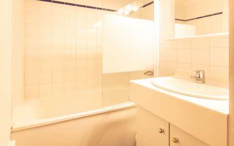 Les Eterlous: Sol, Design Intérieur, Sol, Luminaire Plomberie, Salle De Bains, Plafond, Lavabo, Plomberie, Évier, Robinet