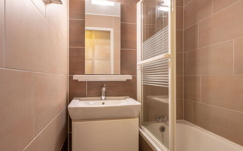 Grand Morillon: Sol, Mur, Sol, Design Intérieur, Salle De Bains, Luminaire Plomberie, Plafond, Plomberie, Tuile, Composite