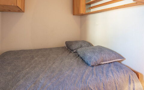 Les Eterlous: Mur, Bois, Design Intérieur, Sol, Sol, Meubles, Chambre, Lit, Pièce, Linge