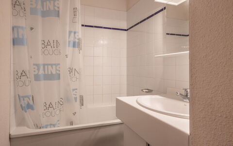 Les Eterlous: Luminaire Plomberie, Salle De Bains, Design Intérieur, Plomberie, Sol, Lavabo, Sol, Robinet, Évier, Pièce