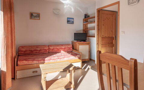 Les Eterlous: Meubles, Bois, Design Intérieur, Pièce, Domicile, Sol, Appartement, Tache De Bois, Plafond, Chaise