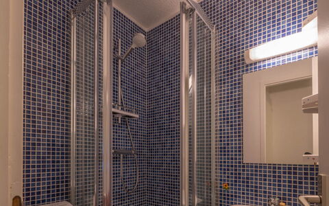 Grande Neige: Mur, Design Intérieur, Sol, Sol, Luminaire Plomberie, Salle De Bains, Pièce, Plomberie, Appartement, Plafond