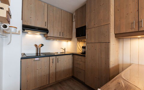 Morillon 651: Bois, Sol, Comptoir, Cuisine, Design Intérieur, Cabinetry, Plafond, Sol, Meubles, Évier