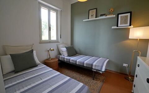 Villa Corsanico: Meubles, Lit, Design Intérieur, Chambre, Mur, Sol, Sol, Bois, Drap De Lit, Pièce