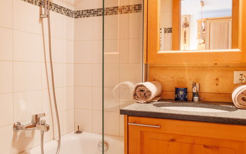 Champery 105: Luminaire Plomberie, Design Intérieur, Salle De Bains, Sol, Évier, Bois, Robinet, Sol, Plomberie, Cabinetry