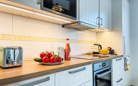 Seeglück: Cuisine, Appareil De Cuisine, Comptoir, Principaux Appliance, Électroménager, Cabinetry, Design Intérieur, Bois, Sol, Éclairage
