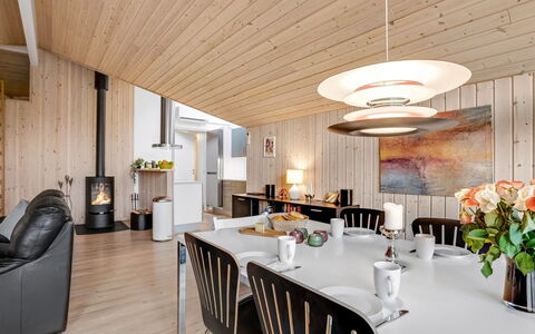 Annielle - 500M from the Sea: Toit, Maison, Domicile, Chalet, Porte, Siding, Plate-Forme, Porche, Planche, Dur