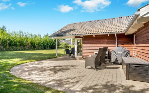 Annielle - 500M from the Sea: Toit, Maison, Domicile, Chalet, Porte, Siding, Plate-Forme, Porche, Planche, Dur