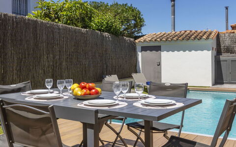 La Manzaneta: Meubles, Table, Mobilier De Jardin, Vaisselle, Tableau De Plein Air, Chaise, Table Cuisine Et Salle A Manger, Serveware, Aliments, Restaurant
