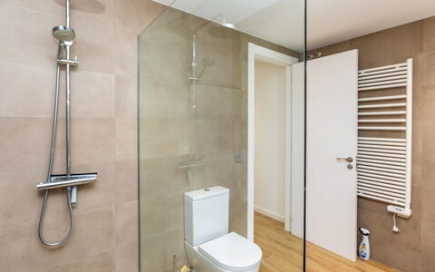 La Manzaneta: Salle De Bains, Sol, Sol, Mur, Luminaire Plomberie, Design Intérieur, Toilette, Siège De Toilette, Plomberie, Douche