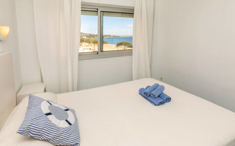 Playa de Aro 211: Chambre, Meubles, Lit, Literie, Drap De Lit, Domicile, Linge, Appartement, Cadre De Lit, Oreiller
