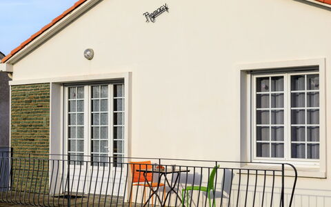 Remagy: Bateau, Appartement, Navire, Balcon, Mobilier De Jardin, Chaise, Marina, Architecture Navale, Port, Port