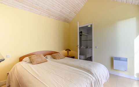 Les Guérins: Design Intérieur, Sol, Sol, Lit, Mur, Chambre, Bois, Plafond, Meubles, Pièce