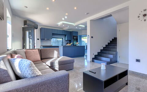 Solaria: Bateau, Appartement, Navire, Balcon, Mobilier De Jardin, Chaise, Marina, Architecture Navale, Port, Port