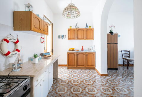 Villa Heart Island Vista Mare: Sol, Sol, Design Intérieur, Meubles, Cuisine, Comptoir, Cabinetry, Pièce, Tuile, Tache De Bois