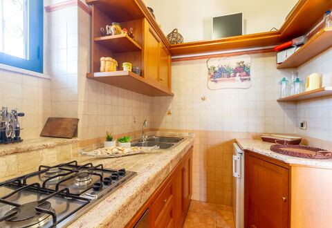 Luxury Private Villa With Garden: Cuisine, Appareil De Cuisine, Comptoir, Principaux Appliance, Bois, Design Intérieur, Sol, Evier, Cabinetry, Cuisinière