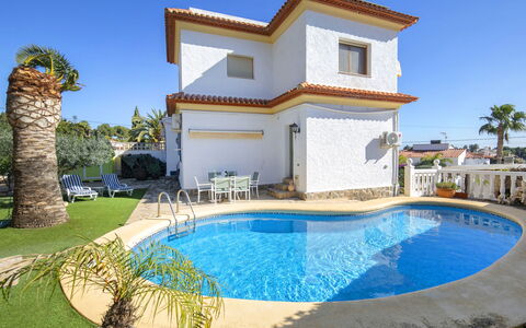 Antonia: Biens, Cour, Balcon, Villa