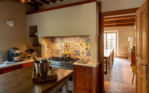 Villa Domus Papi: Cuisine, Sol, Design Intérieur, Bois, Meubles, Sol, Comptoir, Plafond, Éclairage, Pièce