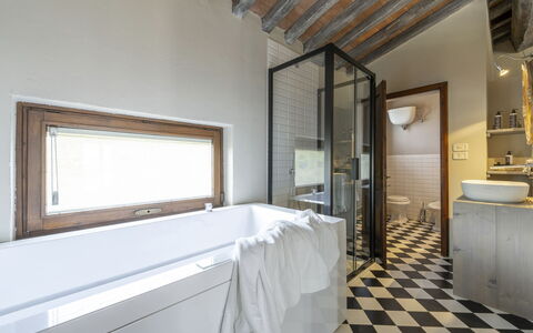 Villa delle Rose: Mur, Design Intérieur, Sol, Sol, Luminaire Plomberie, Baignoire, Meubles, Salle De Bains, Plafond, Pièce