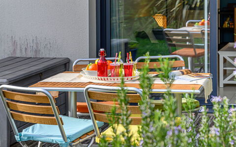 Villa Saint Julien: Meubles, Mobilier De Jardin, Chaise, Table, Tableau De Plein Air, Table Cuisine Et Salle A Manger, Pot De Fleur, Patio, Jardin, Plante D'Appartement