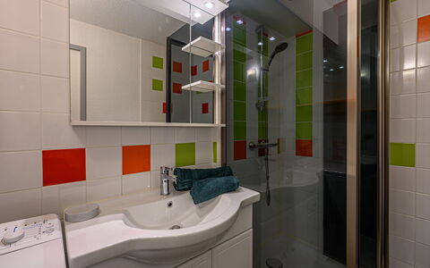 Quiberon 250: Design Intérieur, Mur, Luminaire Plomberie, Sol, Salle De Bains, Évier, Lavabo, Plafond, Robinet, Sol