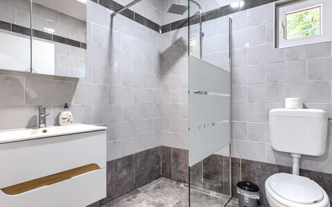 Ondina: Luminaire Plomberie, Sol, Salle De Bains, Sol, Plomberie, Tuile, Toilette, Composite, Siège De Toilette
