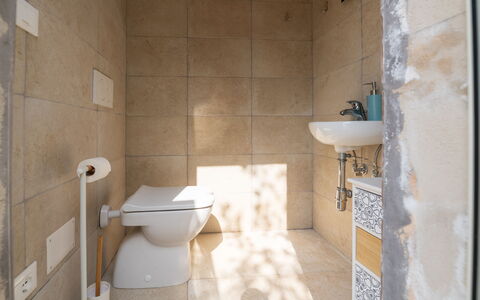 Villa Prestige: Siège De Toilette, Mur, Luminaire Plomberie, Sol, Salle De Bains, Toilette, Sol, Plomberie, Design Intérieur, Céramique