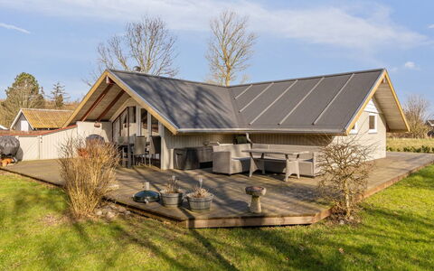 Bernadine - 400M from the Sea: Toit, Maison, Domicile, Chalet, Porte, Siding, Plate-Forme, Porche, Planche, Dur