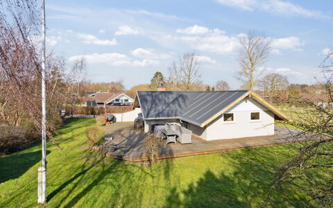 Bernadine - 400M from the Sea: Toit, Maison, Domicile, Chalet, Porte, Siding, Plate-Forme, Porche, Planche, Dur