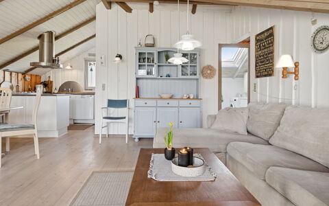 Bernadine - 400M from the Sea: Toit, Maison, Domicile, Chalet, Porte, Siding, Plate-Forme, Porche, Planche, Dur