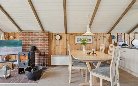 Bernadine - 400M from the Sea: Toit, Maison, Domicile, Chalet, Porte, Siding, Plate-Forme, Porche, Planche, Dur