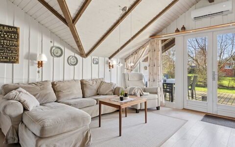 Bernadine - 400M from the Sea: Toit, Maison, Domicile, Chalet, Porte, Siding, Plate-Forme, Porche, Planche, Dur