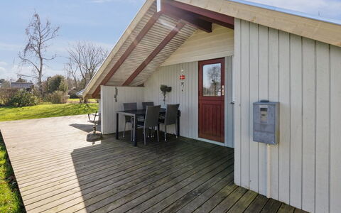 Bernadine - 400M from the Sea: Toit, Maison, Domicile, Chalet, Porte, Siding, Plate-Forme, Porche, Planche, Dur
