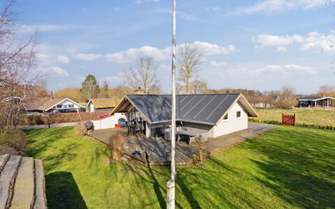 Bernadine - 400M from the Sea: Toit, Maison, Domicile, Chalet, Porte, Siding, Plate-Forme, Porche, Planche, Dur