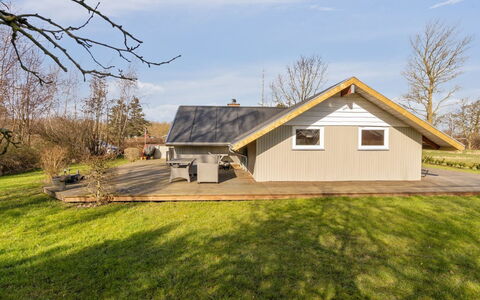 Bernadine - 400M from the Sea: Toit, Maison, Domicile, Chalet, Porte, Siding, Plate-Forme, Porche, Planche, Dur