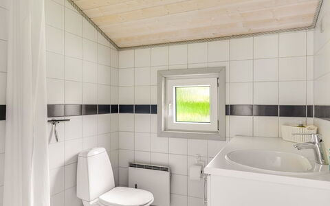 Gorica - 30Km from the Sea: Sol, Luminaire Plomberie, Design Intérieur, Sol, Salle De Bains, Évier, Toilette, Plafond, Siège De Toilette, Robinet