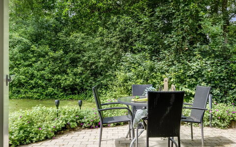 Gorica - 30Km from the Sea: Vert, Feuille, Meubles, Mobilier De Jardin, Arbuste, Ombre, Chaise, Tableau De Plein Air, Jardin, Couverture De Sol