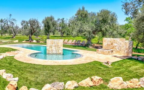Trulli Corte Kalia, Golf & Puglia: Jardin, Aménagement Paysager, Caractéristique De L'Eau, Pelouse, Arrière-Cour, Cour, Piscine, Ombre, Parc, Jardin Botanique
