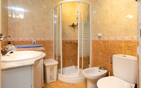 Florida: Luminaire Plomberie, Salle De Bains, Sol, Évier, Lavabo, Design Intérieur, Sol, Siège De Toilette, Toilette, Robinet