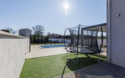 Villa Dream Place: Ombre, Jardin, Piscine, Arrière-Cour, Cour, Gazon Artificiel, Pelouse, Aménagement Paysager, Net, Clôture