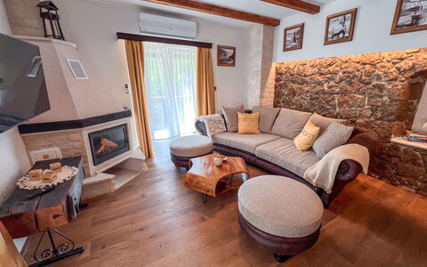 Vila Jurja: Meubles, Design Intérieur, Sol, Bois, Canapé, Sol, Salon, Pièce, Éclairage, Domicile