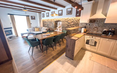 Vila Jurja: Meubles, Design Intérieur, Sol, Bois, Sol, Table Cuisine Et Salle A Manger, Plafond, Table, Salle À Manger, Domicile