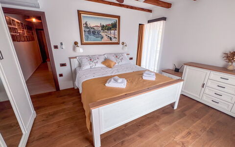 Vila Jurja: Meubles, Mur, Bois, Sol, Sol, Design Intérieur, Chambre, Lit, Domicile, Appartement