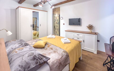 Vila Jurja: Design Intérieur, Bois, Chambre, Textile, Sol, Pièce, Meubles, Lit, Linge, Sol